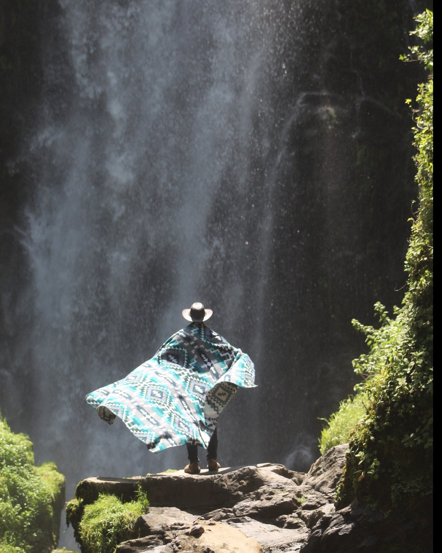 Agua de Los Andes - Large Blanket